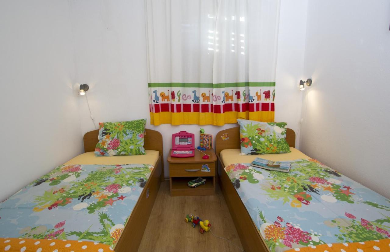 Apartments By The Sea Brela, Makarska - 11821 מראה חיצוני תמונה
